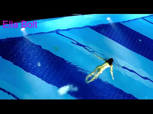 ❤️ Non podo deixar de mirar, unha moza loira que é sorprendida nadando espida na piscina do resort ELLA BOLT Porno en % gl.desixxxtube.ru %